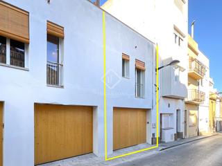 Chalet à Nucli Antic. Casa adosada de obra nueva, con 3 dormitorios, a 300 m de la pla