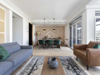 Miete Etagenwohnung in Barri de les Corts. Piso alto de 185 m con terraza, 2 dormitorios, 2 baños, amueblad