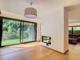 Lloguer Pis a Pal-Xixerella. Piso en planta baja de 4 dormitorios con jardín de 105 m en alqu