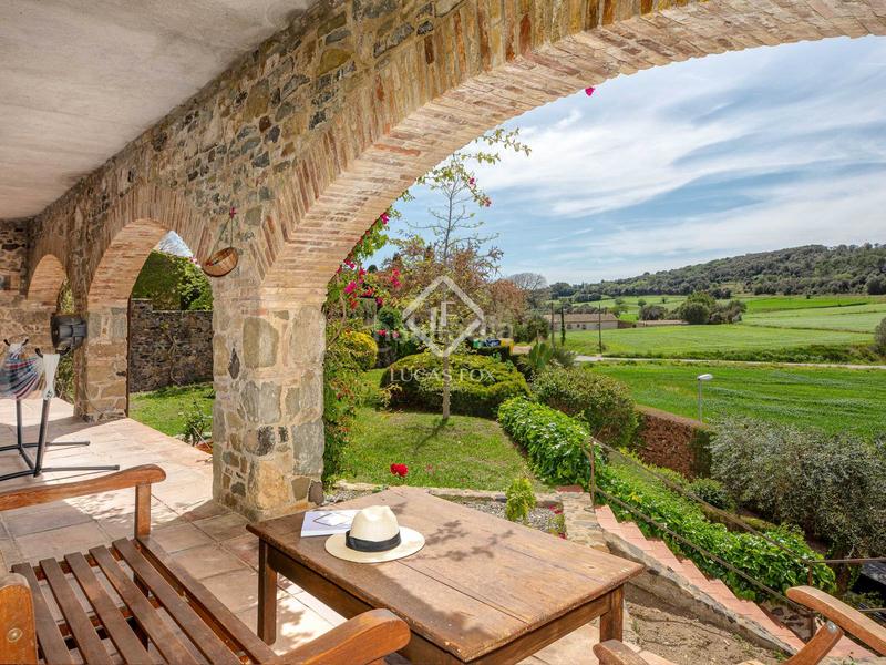 Foto 00212251-3658-44d5-8724-6cecb708f463. Masía histórica casa de piedra del siglo xiv con jardín privado y vistas al campo en venta en baix empordà, girona en Foixà