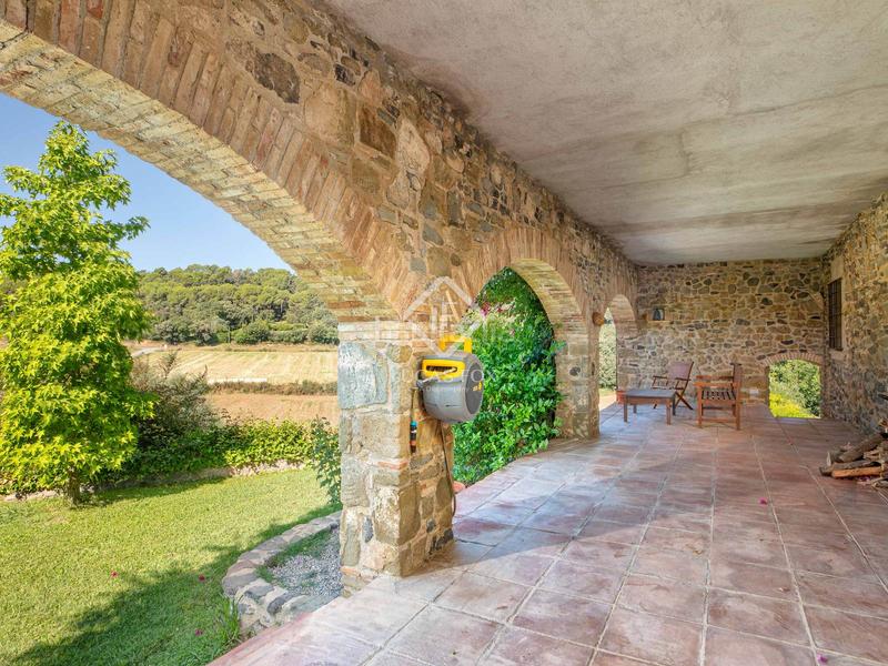 Foto 07a56e6a-c91e-4522-845f-3712398007a8. Masía histórica casa de piedra del siglo xiv con jardín privado y vistas al campo en venta en baix empordà, girona en Foixà