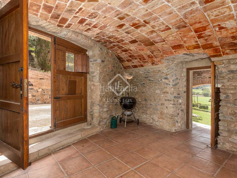 Foto 17e2f932-1e7f-46af-bb8a-44ecdb62e483. Masía histórica casa de piedra del siglo xiv con jardín privado y vistas al campo en venta en baix empordà, girona en Foixà
