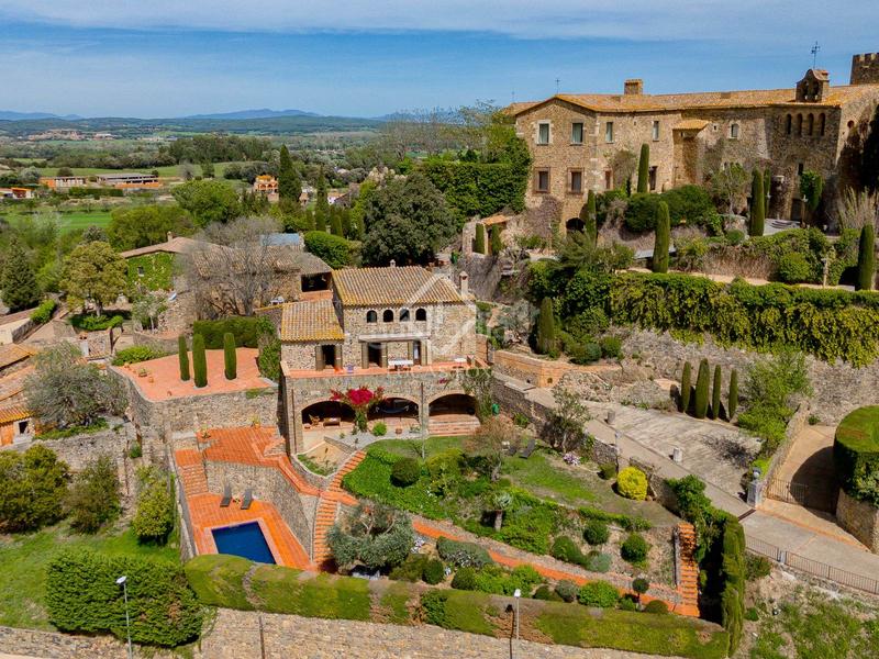 Foto 1b5ccd34-8aa0-4045-aa05-8a13376e8a4a. Masía histórica casa de piedra del siglo xiv con jardín privado y vistas al campo en venta en baix empordà, girona en Foixà