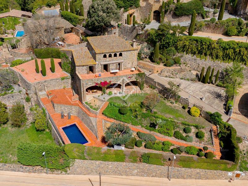 Foto 1f7fb2ac-08f8-4f1d-8634-84c56858c963. Masía histórica casa de piedra del siglo xiv con jardín privado y vistas al campo en venta en baix empordà, girona en Foixà