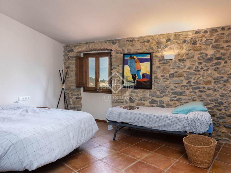 Foto 3d0d08cb-6a50-4320-9505-07063d95b2e8. Masía histórica casa de piedra del siglo xiv con jardín privado y vistas al campo en venta en baix empordà, girona en Foixà