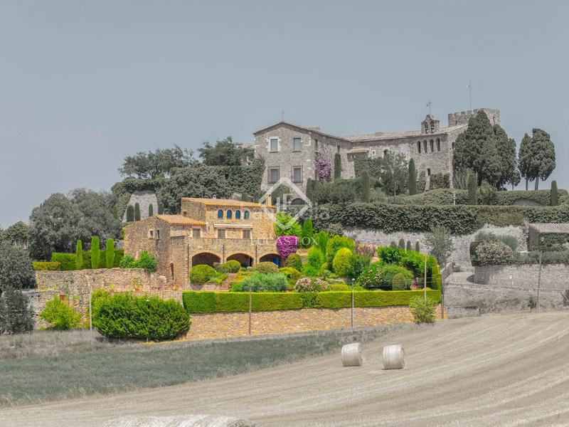 Foto 439e8bbf-b8fe-4f2c-aa20-1c4eefb2a207. Masía histórica casa de piedra del siglo xiv con jardín privado y vistas al campo en venta en baix empordà, girona en Foixà