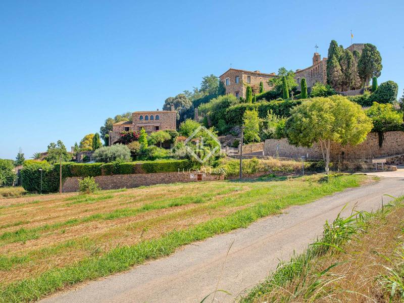 Foto 650d3a6c-dd33-4cd3-b74a-30c233d61ff3. Masía histórica casa de piedra del siglo xiv con jardín privado y vistas al campo en venta en baix empordà, girona en Foixà