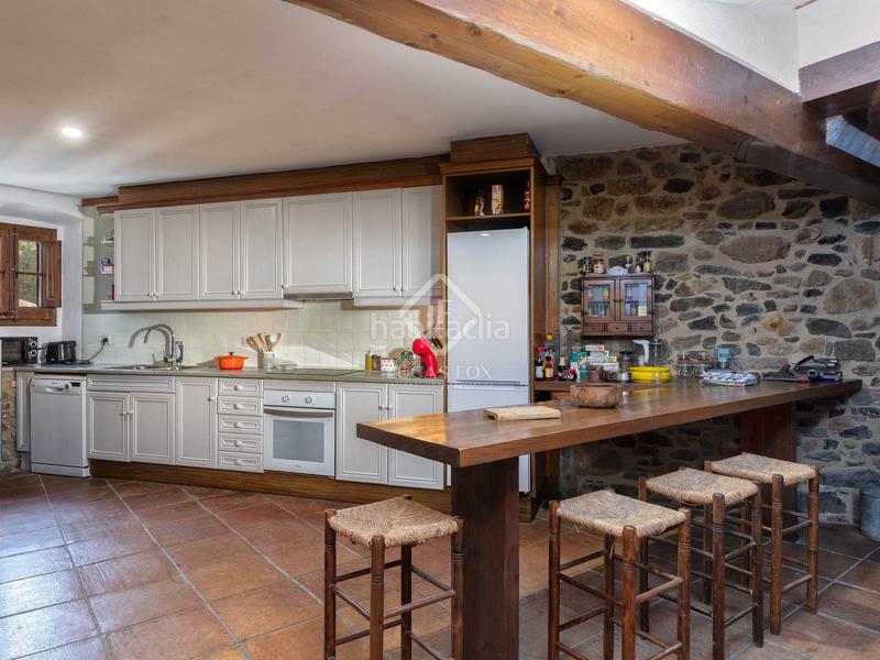 Foto 80a7b4b2-905b-4d8b-8ec5-e18d7d3e5a70. Masía histórica casa de piedra del siglo xiv con jardín privado y vistas al campo en venta en baix empordà, girona en Foixà