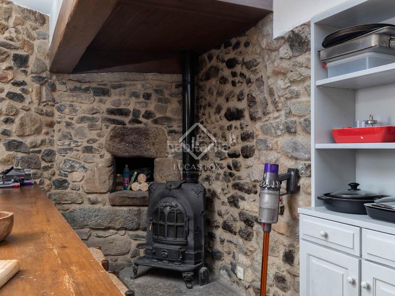 Foto 8779ca43-727b-4df2-8873-c65bb0317fcd. Masía histórica casa de piedra del siglo xiv con jardín privado y vistas al campo en venta en baix empordà, girona en Foixà