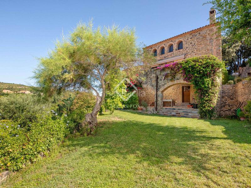 Foto 9225b4b7-f474-4d7d-b438-6932f1d97834. Masía histórica casa de piedra del siglo xiv con jardín privado y vistas al campo en venta en baix empordà, girona en Foixà