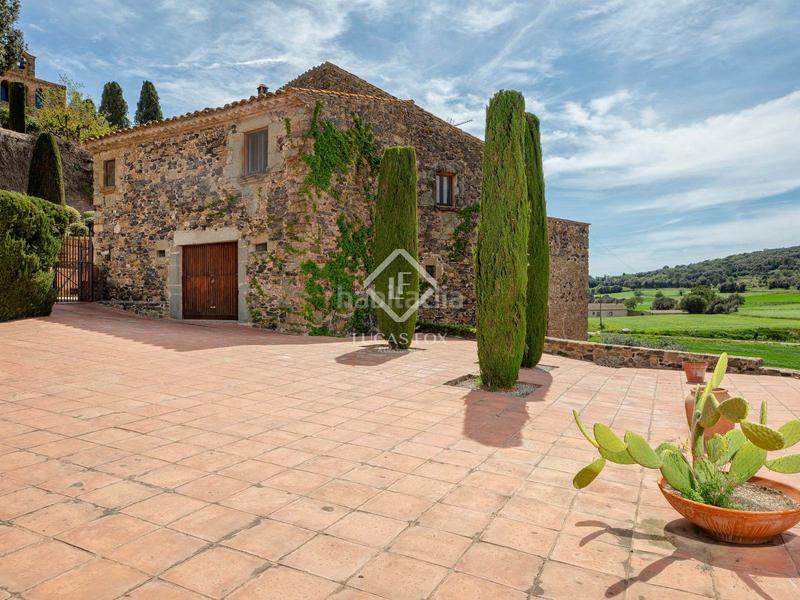 Foto 97b1e2f5-3a49-49e9-a0c5-0f841168f3d0. Masía histórica casa de piedra del siglo xiv con jardín privado y vistas al campo en venta en baix empordà, girona en Foixà
