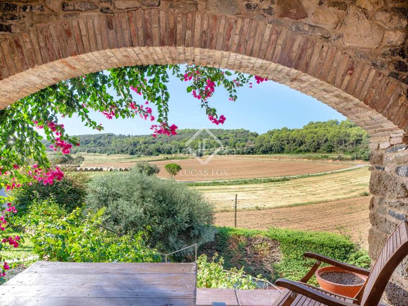 Foto 9e478c17-229e-4abd-9bfc-45c2f096d0eb. Masía histórica casa de piedra del siglo xiv con jardín privado y vistas al campo en venta en baix empordà, girona en Foixà