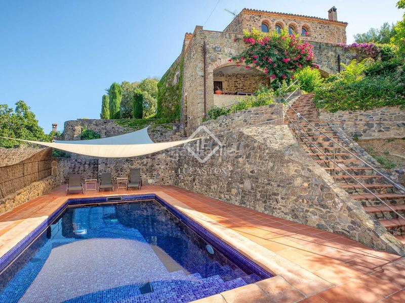Foto 9f2be80f-6b43-4f5f-841b-2799ecae4639. Masía histórica casa de piedra del siglo xiv con jardín privado y vistas al campo en venta en baix empordà, girona en Foixà