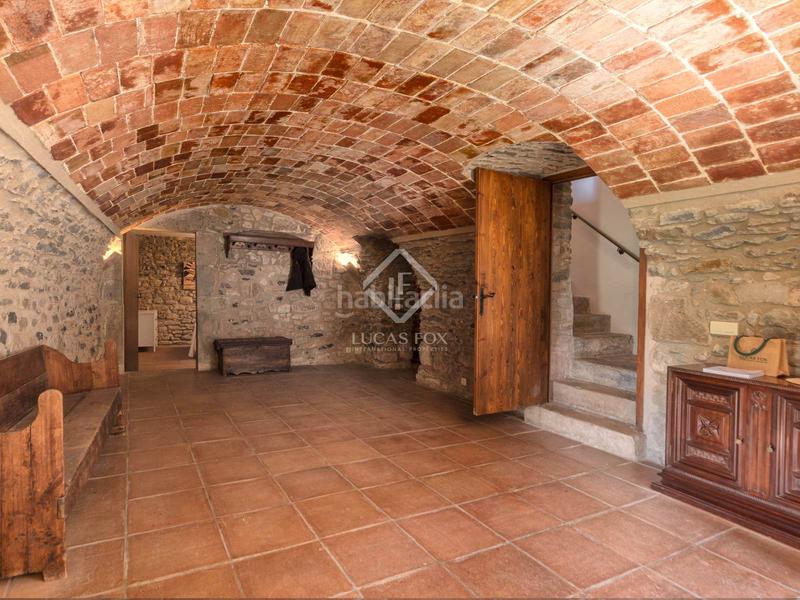 Foto b3957c1f-24e9-47cf-beaf-d4699d780593. Masía histórica casa de piedra del siglo xiv con jardín privado y vistas al campo en venta en baix empordà, girona en Foixà