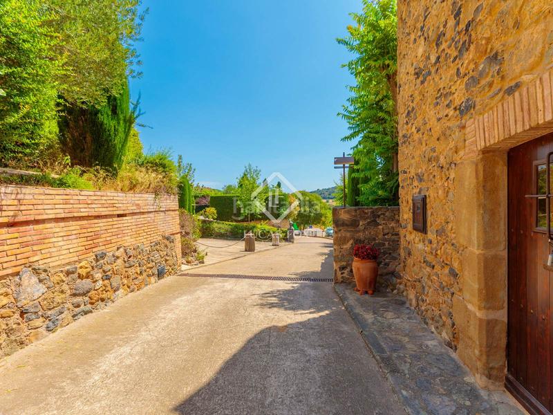 Foto bdd38639-a0dd-4ea5-844d-0e50f7be473f. Masía histórica casa de piedra del siglo xiv con jardín privado y vistas al campo en venta en baix empordà, girona en Foixà