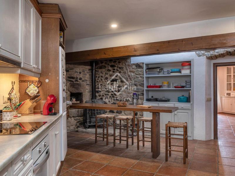 Foto beda49b5-2a64-4268-a076-12d9eff3e7cb. Masía histórica casa de piedra del siglo xiv con jardín privado y vistas al campo en venta en baix empordà, girona en Foixà