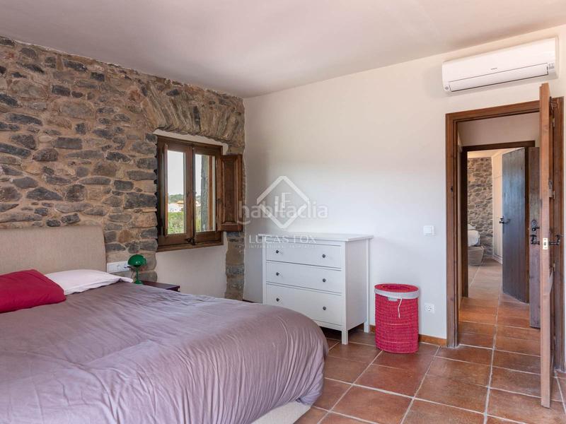 Foto c70d1e53-3446-4bee-aa63-2647b34aef70. Masía histórica casa de piedra del siglo xiv con jardín privado y vistas al campo en venta en baix empordà, girona en Foixà