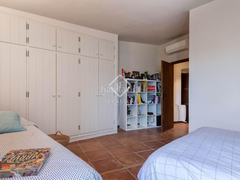 Foto d1acfe3f-d492-4cf5-97ea-114e76c0defb. Masía histórica casa de piedra del siglo xiv con jardín privado y vistas al campo en venta en baix empordà, girona en Foixà