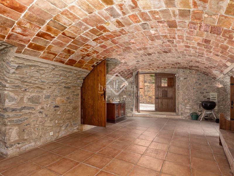 Foto d6936645-6a8c-404f-a26d-e1712eeb2274. Masía histórica casa de piedra del siglo xiv con jardín privado y vistas al campo en venta en baix empordà, girona en Foixà