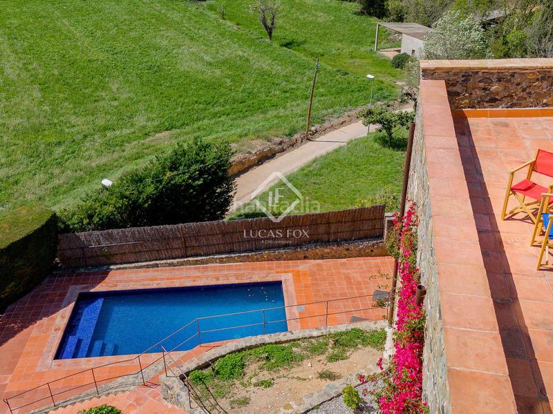 Foto e3b9ad65-3648-4f52-a894-e7e08f408b66. Masía histórica casa de piedra del siglo xiv con jardín privado y vistas al campo en venta en baix empordà, girona en Foixà