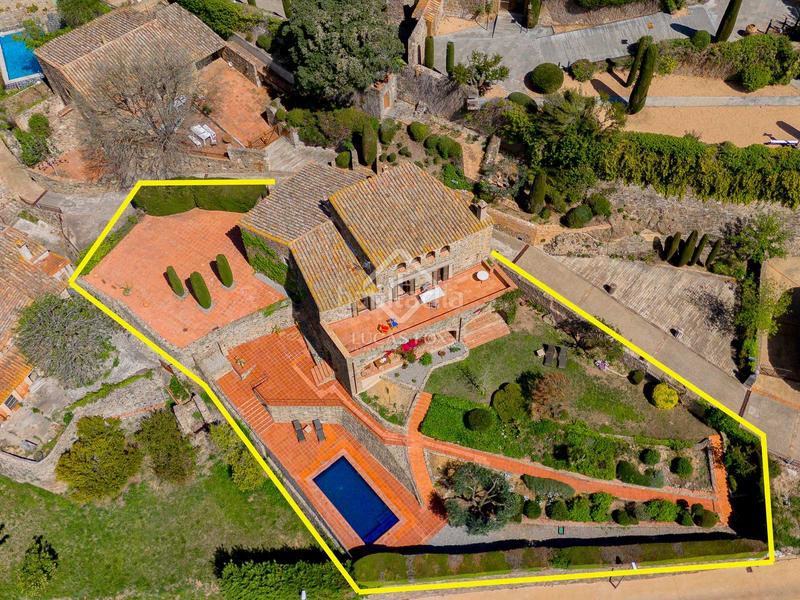 Foto ef771ba1-d7de-4e3a-bd3e-28a36c7f8f8b. Masía histórica casa de piedra del siglo xiv con jardín privado y vistas al campo en venta en baix empordà, girona en Foixà