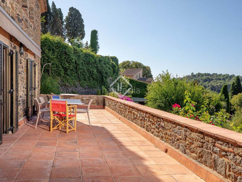 Foto f7812ae5-7b8d-41f6-aea4-a248a881cb54. Masía histórica casa de piedra del siglo xiv con jardín privado y vistas al campo en venta en baix empordà, girona en Foixà