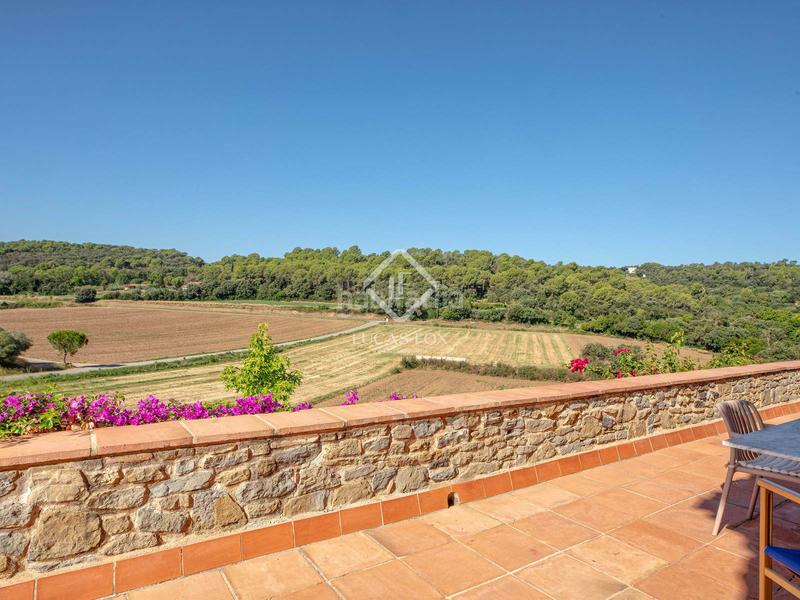 Foto fb784a41-a93f-47e3-99e5-51f2f11ded1d. Masía histórica casa de piedra del siglo xiv con jardín privado y vistas al campo en venta en baix empordà, girona en Foixà