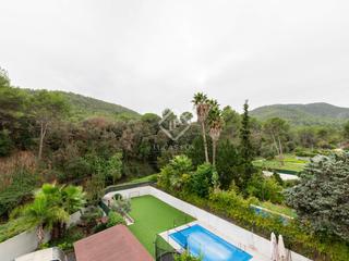Chalet en La Sentiu. Elegante casa esquinera con piscina climatizada en venta en la s