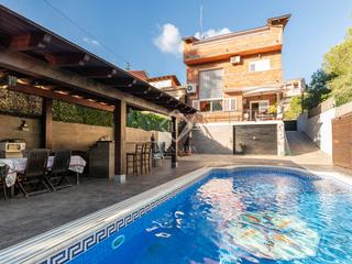 Xalet a La Sentiu. Elegante casa esquinera con piscina climatizada en venta en la s
