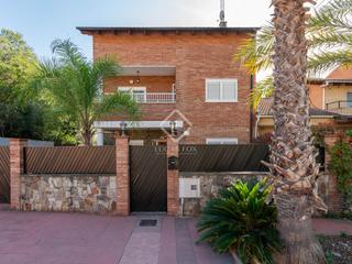 Chalet in La Sentiu. Elegante casa esquinera con piscina climatizada en venta en la s