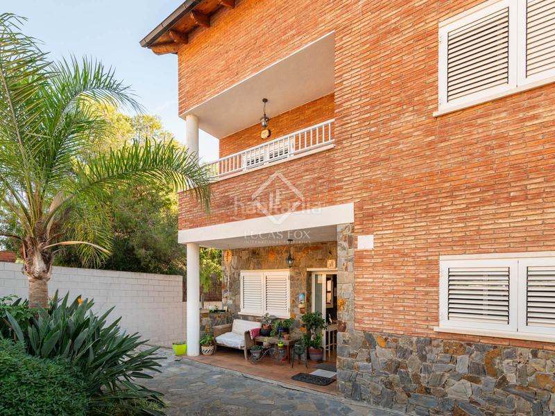 Foto 0840c6dd-2a23-4e7d-a84b-44f13a8f0a7a. Chalet elegante casa esquinera con piscina climatizada en venta en La Sentiu. en Gavà