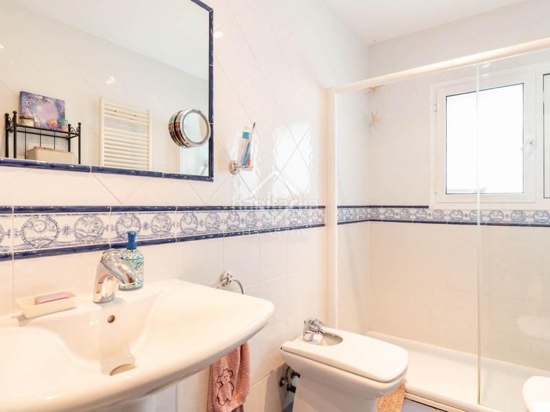 Foto 21c81218-1cc4-449d-9f5e-d72b7f35f95e. Chalet elegante casa esquinera con piscina climatizada en venta en La Sentiu. en Gavà