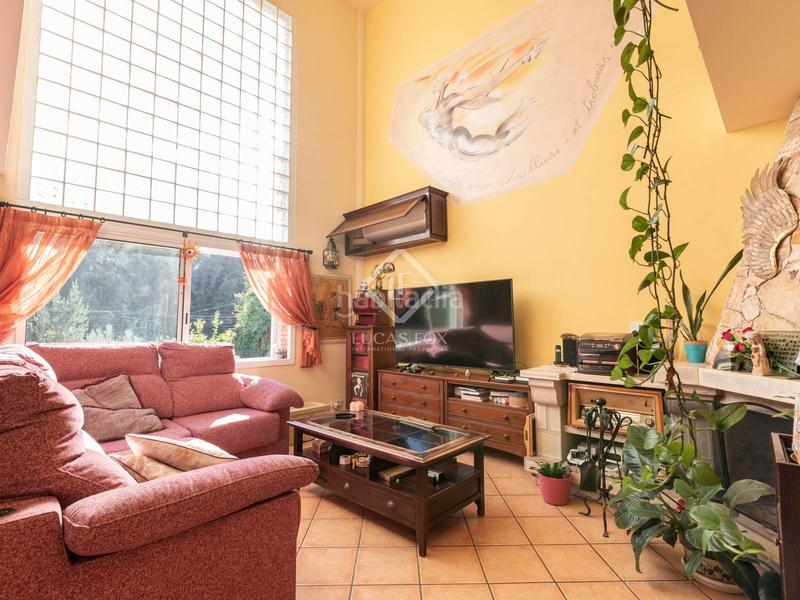 Foto 3ab79dd6-00ee-4cde-8395-90320706df6e. Chalet elegante casa esquinera con piscina climatizada en venta en La Sentiu. en Gavà