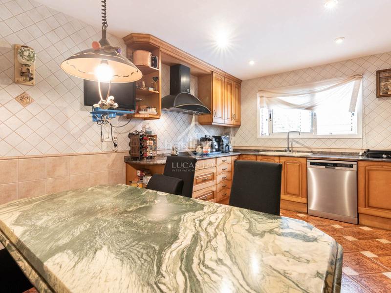 Foto 44ce08ed-4beb-4b60-95c7-704198e35b3b. Chalet elegante casa esquinera con piscina climatizada en venta en La Sentiu. en Gavà