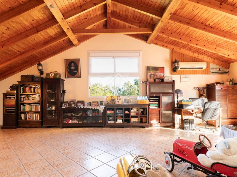 Foto 541d6dda-e759-49bd-bf7a-25ab0dc634d8. Chalet elegante casa esquinera con piscina climatizada en venta en La Sentiu. en Gavà