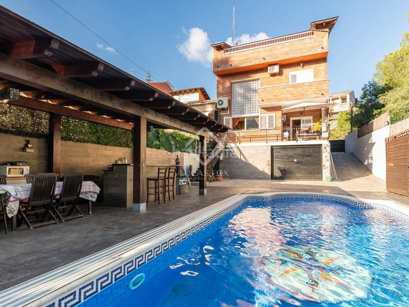 Foto 5bdf0ba5-6ff0-460f-a93a-eedb334a5dba. Chalet elegante casa esquinera con piscina climatizada en venta en La Sentiu. en Gavà