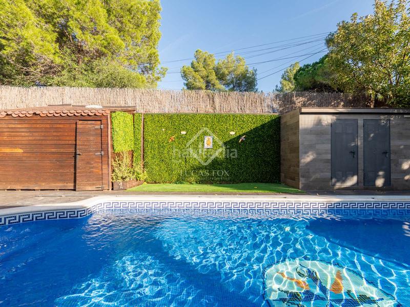 Foto 5e3db13a-d0ee-4f3c-b5cc-cd769397d80b. Chalet elegante casa esquinera con piscina climatizada en venta en La Sentiu. en Gavà