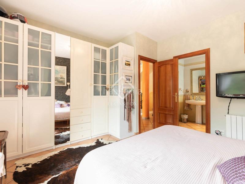 Foto 6b5ec417-a59f-45c3-bbfd-edcd8e7eb98d. Chalet elegante casa esquinera con piscina climatizada en venta en La Sentiu. en Gavà