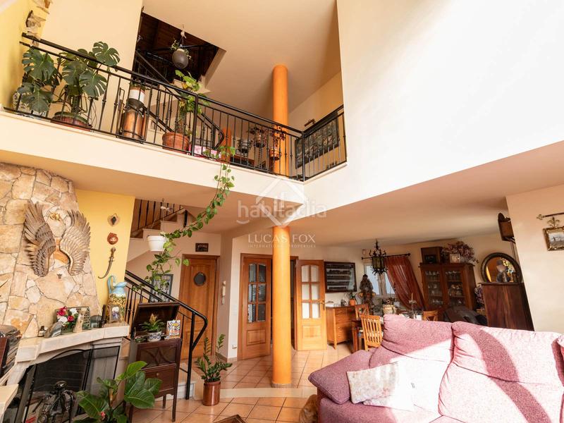 Foto 7a46ff75-ec8e-466a-8bb8-02771140f575. Chalet elegante casa esquinera con piscina climatizada en venta en La Sentiu. en Gavà