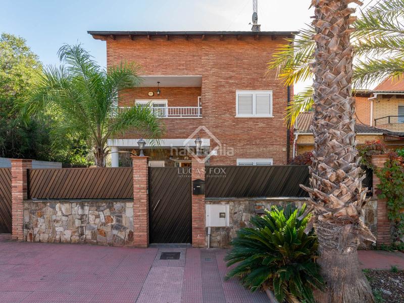 Foto 7d47c7d0-e8be-4286-9684-054ff6e50012. Chalet elegante casa esquinera con piscina climatizada en venta en La Sentiu. en Gavà