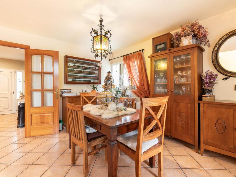 Foto 846cc514-9f08-48e5-8d0b-dc813584b953. Chalet elegante casa esquinera con piscina climatizada en venta en La Sentiu. en Gavà