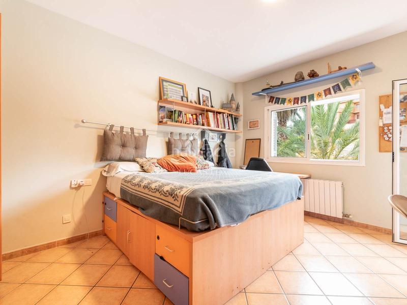 Foto 88027eae-5aa6-4278-882b-302e0f48599b. Chalet elegante casa esquinera con piscina climatizada en venta en La Sentiu. en Gavà