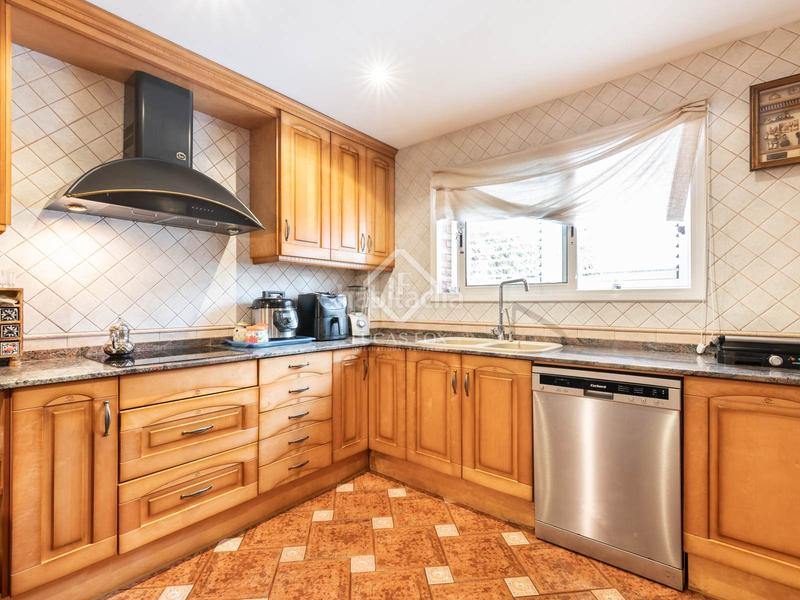 Foto 92b3f7d0-7962-4f91-99cd-e3f8658b1847. Chalet elegante casa esquinera con piscina climatizada en venta en La Sentiu. en Gavà