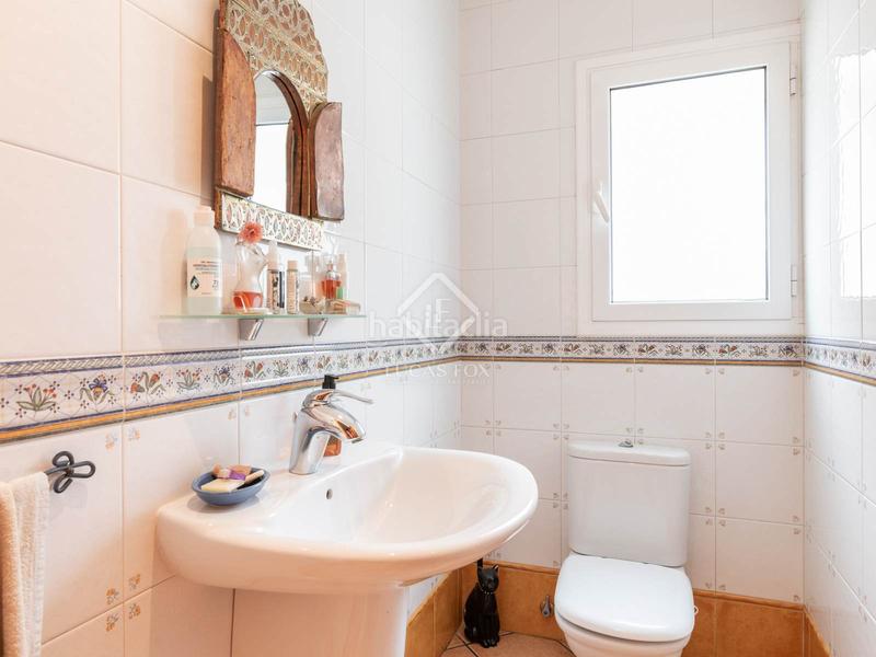 Foto 9b4e512d-0816-4078-a11b-f3ab729d2429. Chalet elegante casa esquinera con piscina climatizada en venta en La Sentiu. en Gavà