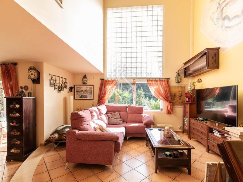 Foto a6f46dd2-7dd6-40e7-8e1c-b04b4d0f3d4f. Chalet elegante casa esquinera con piscina climatizada en venta en La Sentiu. en Gavà