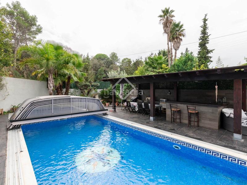 Foto a78b838e-aa89-47fb-b57e-29da3b29f323. Chalet elegante casa esquinera con piscina climatizada en venta en La Sentiu. en Gavà
