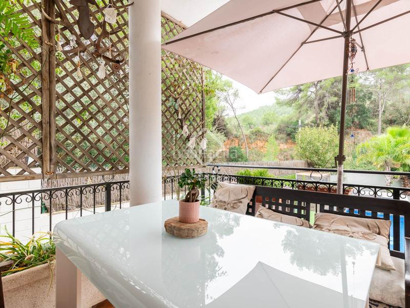 Foto b193b4a8-4957-4260-9f2a-9995784cc084. Chalet elegante casa esquinera con piscina climatizada en venta en La Sentiu. en Gavà