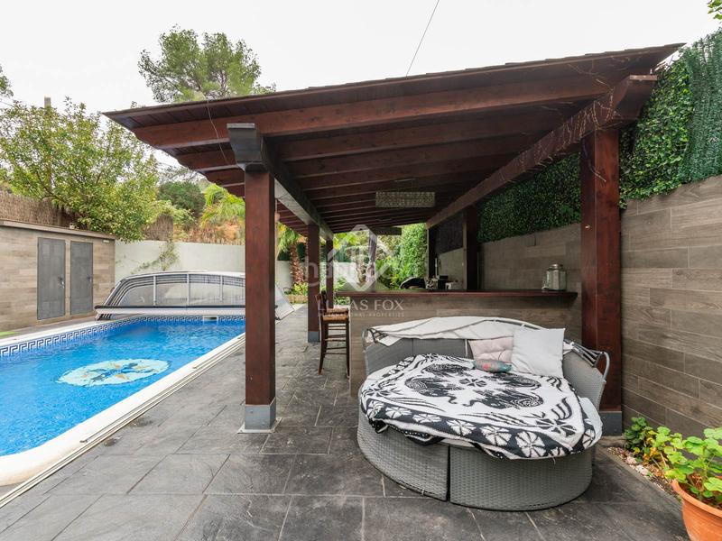 Foto b62a8aa8-3d21-49bd-bd10-cf565cd54bd8. Chalet elegante casa esquinera con piscina climatizada en venta en La Sentiu. en Gavà