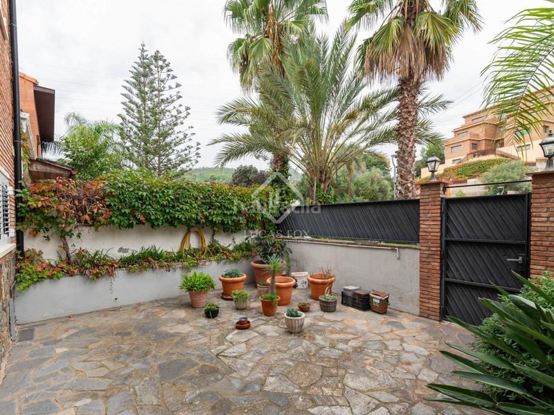 Foto c9490076-87ac-49e0-8d91-d77719044225. Chalet elegante casa esquinera con piscina climatizada en venta en La Sentiu. en Gavà