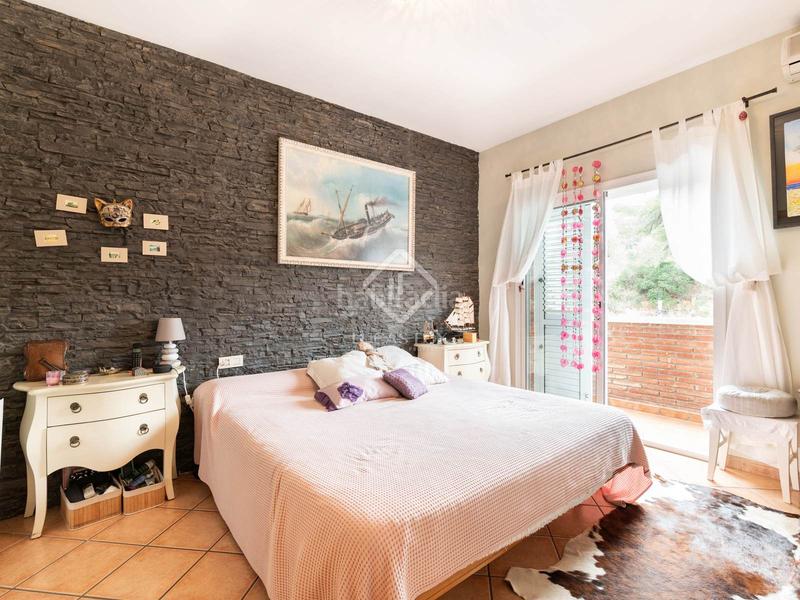 Foto dce26478-3dd6-42cb-bc1d-8a6e1be95481. Chalet elegante casa esquinera con piscina climatizada en venta en La Sentiu. en Gavà